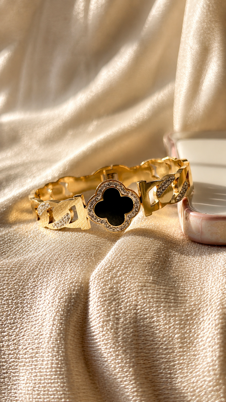 Luxury Gold Clover Bracelet with Crystal Accents | Jewel Minimalas