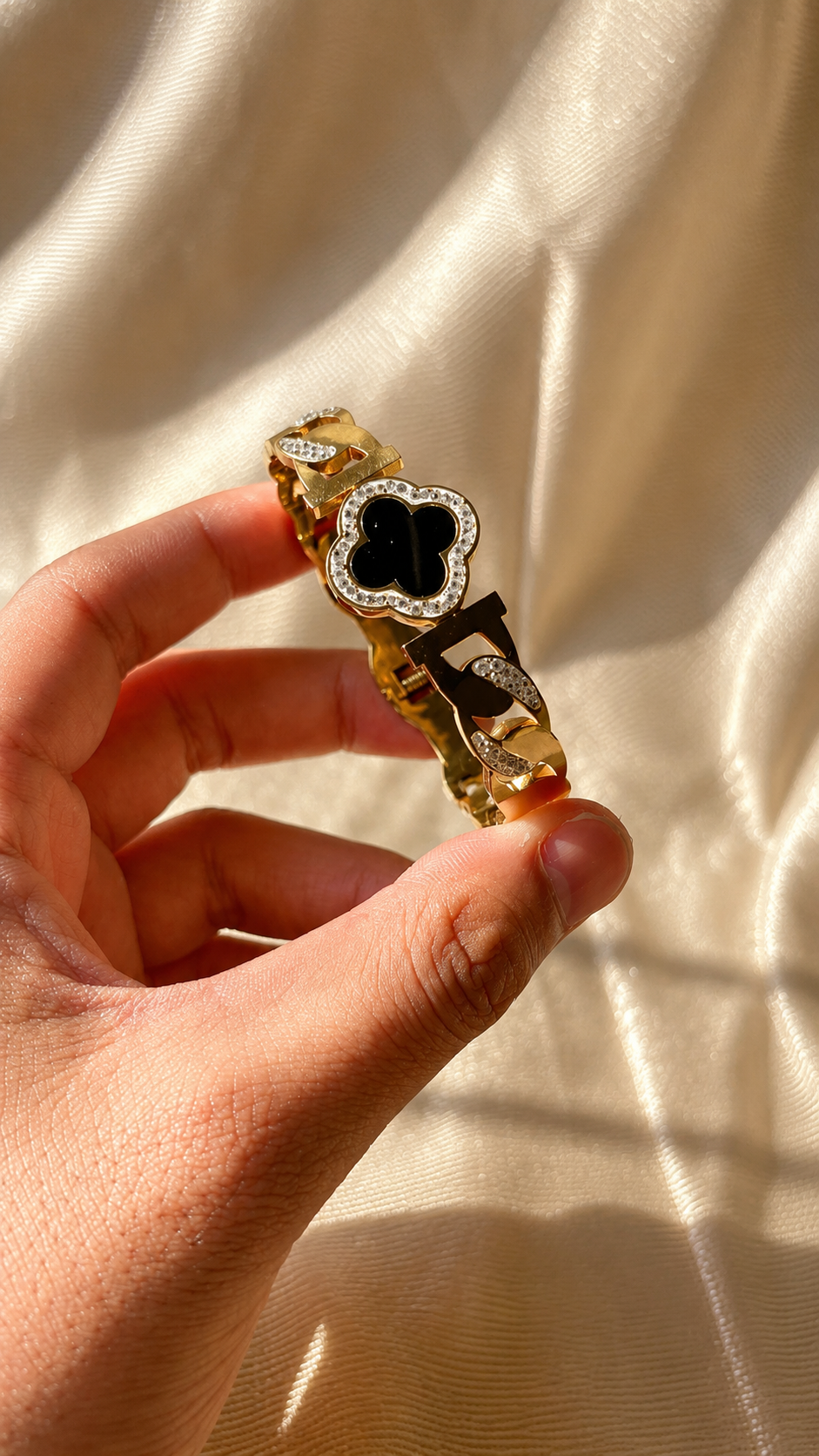 Luxury Gold Clover Bracelet with Crystal Accents | Jewel Minimalas